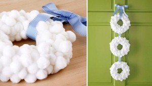 idées-bricolage-Noël-blanche-élégante-couronne-pompons-blancs-ruban-bleu-clair