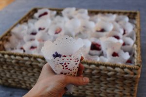 cornet_confettis_petales_mariage_napperon_dentelle