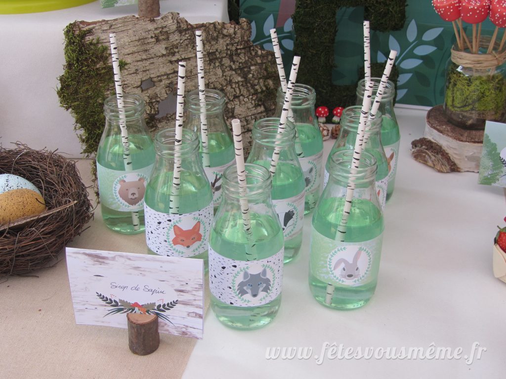 table Gourmande Thème forêt - bouteilles sirop de sapin - Fêtes vous même