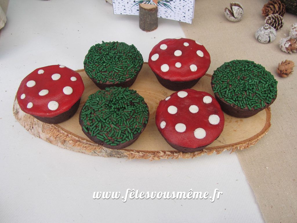 table Gourmande Thème forêt - cupacakes champignons - Fêtes vous même