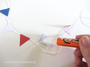 Guirlande de drapeaux tricolores - collage - Fêtes vous même