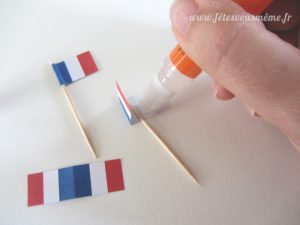 Guirlande de drapeaux tricolores - collage drapeaux - Fêtes vous même