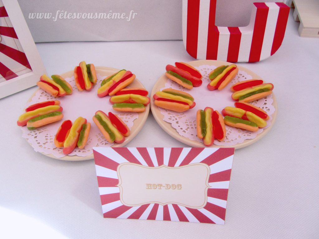 Table Gourmande Fête Foraine - bonbons hot-dogs - Fêtes vous même