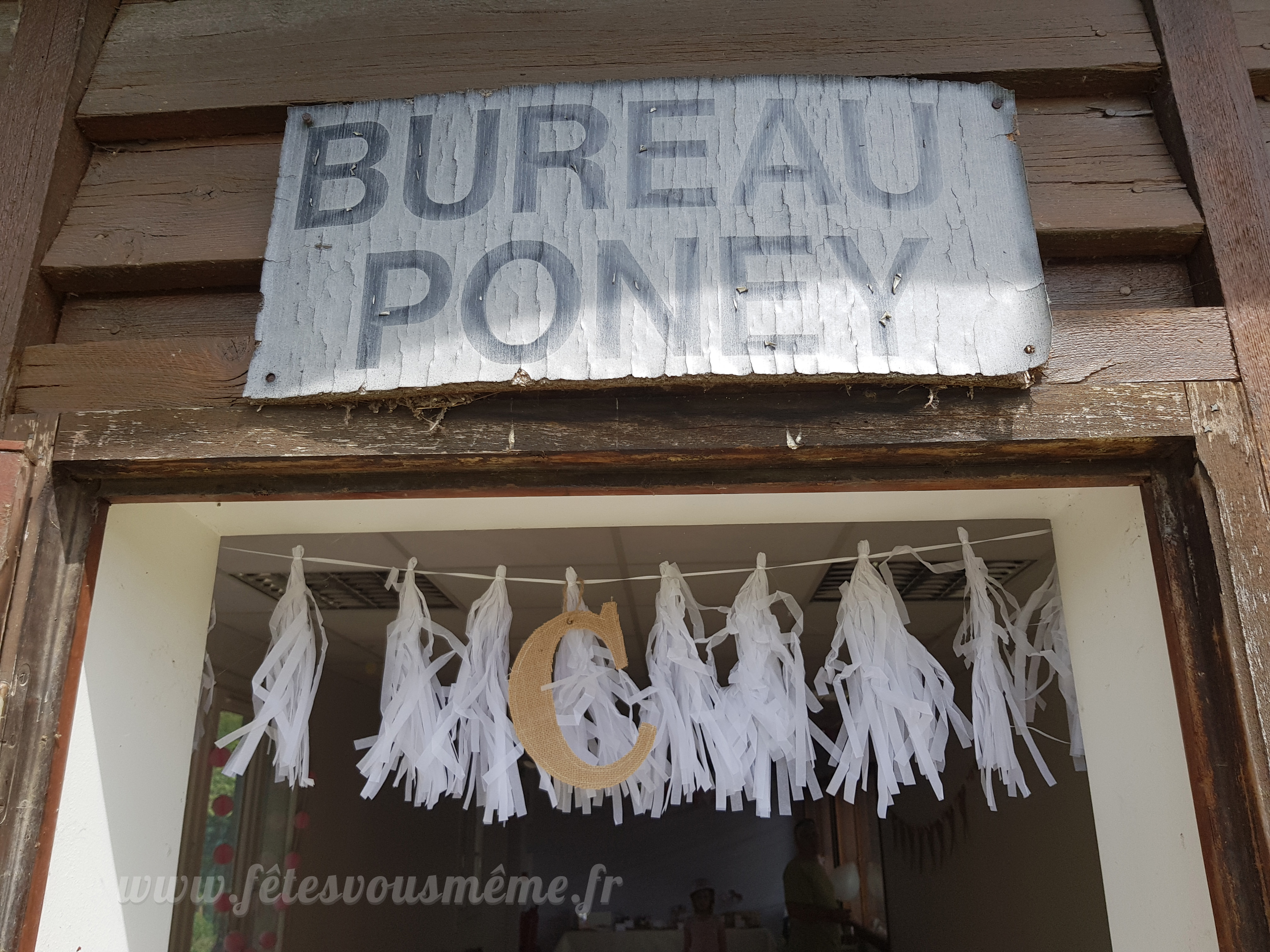 Banderole pompons (tassel) blancs – Image 2