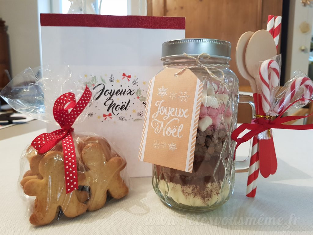 bocal chocolat chaud et sablés pain d'épices dans son sac cadeau