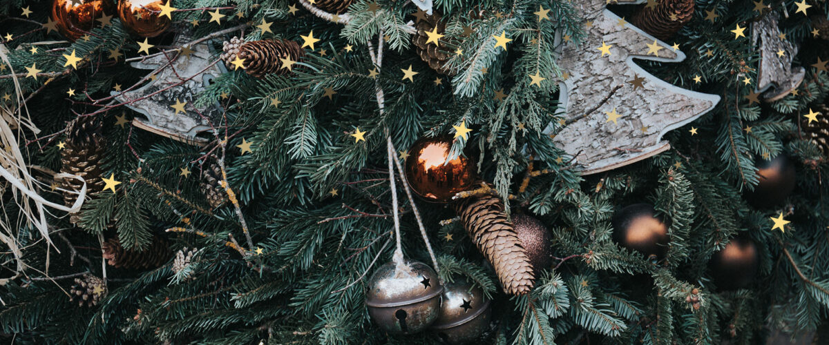 décoration sapin de Noël fait maison A beautiful shot of Christmas ornaments on a tree - perfect for a winter wallpaper