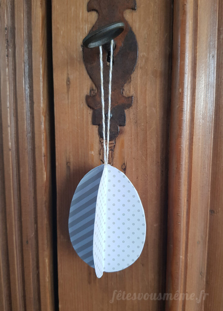 Œufs en papier à suspendre en relief